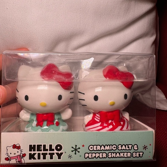 Hello Kitty Ceramic Shaker Set 🩷🤍❤️
Brand new in packaging! - Picture 1 of 2